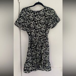 Banana Republic Size 4 Black Floral Dress